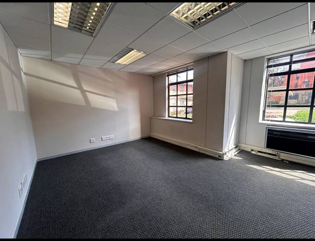 427M² OFFICE TO LET IN LYME PARK